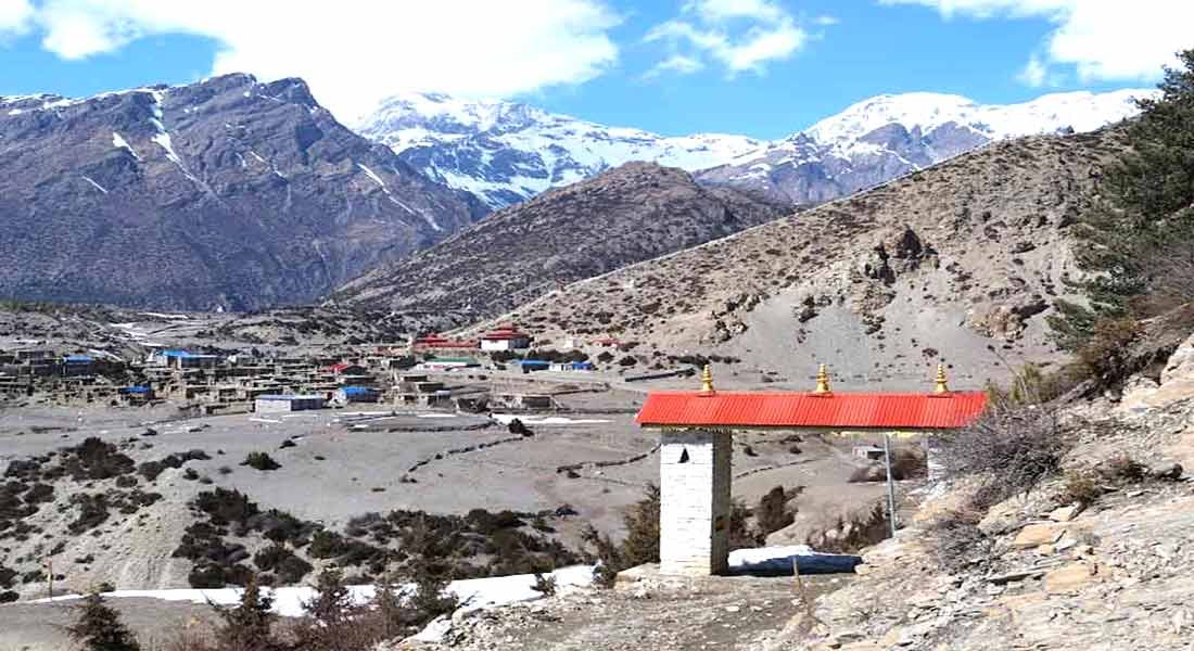 Hire a guide and porter for the Annapurna Circuit trek