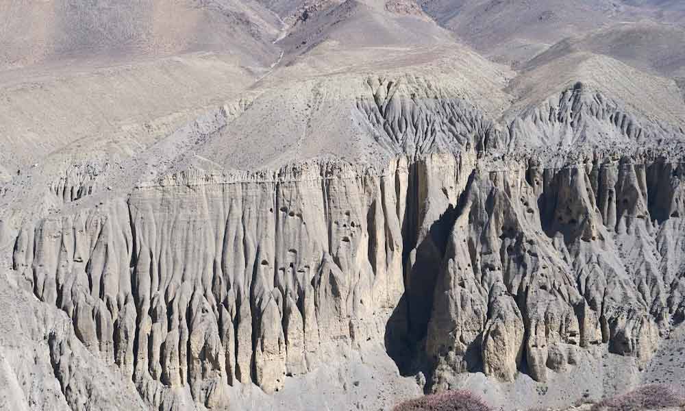 Hiring guide and porters for the Upper Mustang trek