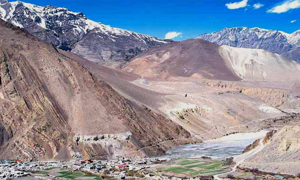 Hiring guide and porters for the Upper Mustang trek