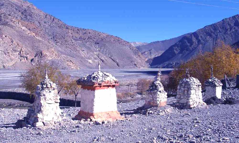 Hiring guide and porters for the Upper Mustang trek